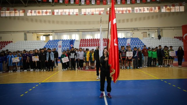 Okul Sporları Yıldızlar ve Gençler Korfbol Grup Müsabakaları Hakkari'de başladı