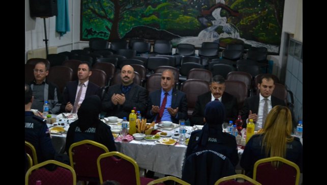Hakkari Valisi Ali Çelik, cezaevi personeli ile iftar programında buluştu