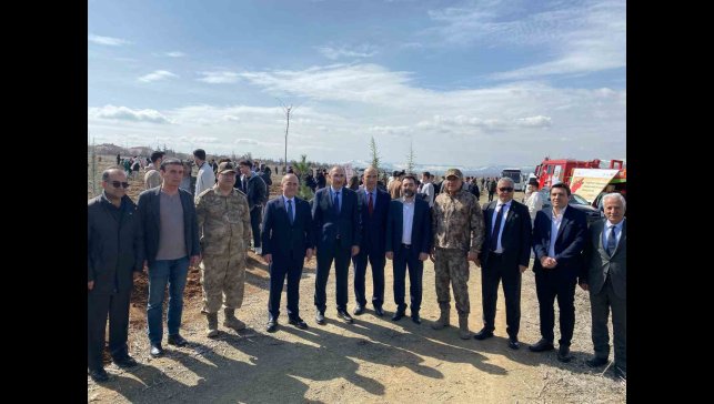 Vali Hatipoğlu çocuklarla birlikte fidan dikip can suyu verdi