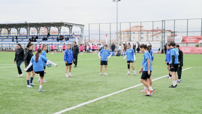 Malatya'da 15 Yaş Altı Kız Milli Futbol Takımı seçmeleri yapıldı