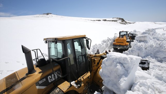Muş'ta martta da metrelerce karın bulunduğu yolda çalışmalar sürüyor