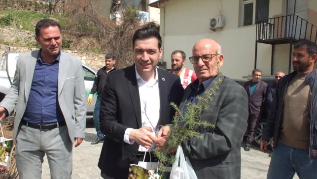 Keban'da çiftçilere 700 ağaç fidanı dağıtıldı