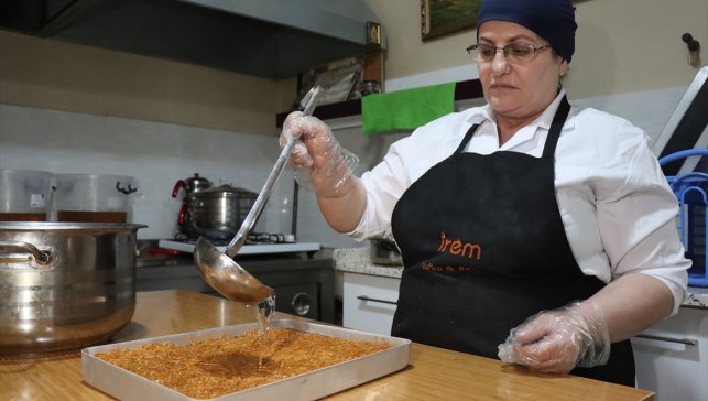 Toprak güveçte pişirilen Erzincan'ın tescilli kadayıf tatlısı bayram için hazırlanıyor