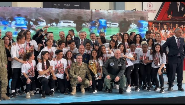 Bakanlar, Yüksekovaspor'un kutlama törenine katıldı