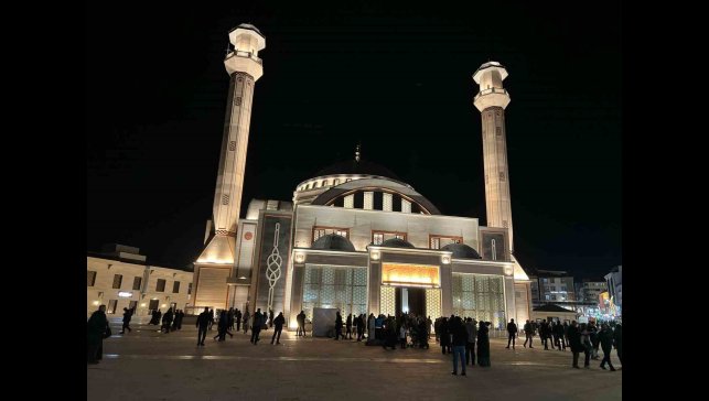 Kars'ta Kadir Gecesi'nde camiler doldu taştı