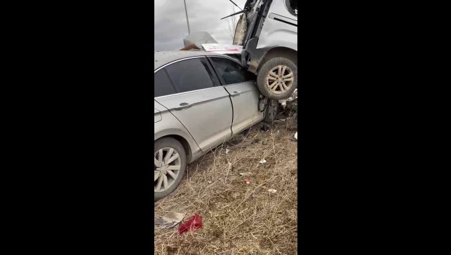 Kontrolden çıkan otomobil park halindeki araca çarptı