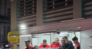 Kızılay Ağrı Şubesi, Kadir Gecesi'nde vatandaşlara lokma dağıttı