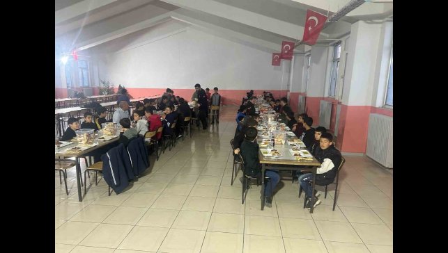 Bulanık Kaymakamı Koşansu öğrencilerle iftar açtı