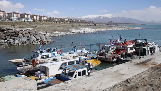 Van Gölü'ndeki çekilme balıkçıları zor durumda bıraktı