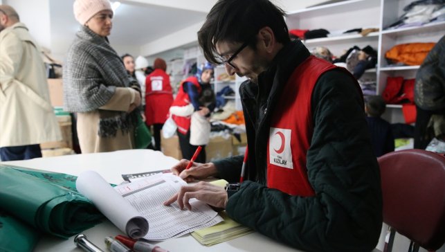 Ortopedik engeline rağmen Türk Kızılayda ihtiyaç sahiplerine destek oluyor