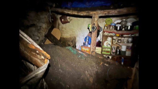 Ardahan'da toprak damlı ev çöktü: 1 yaralı