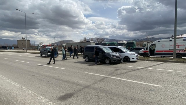 Ağrı'da 3 aracın karıştığı zincirleme trafik kazasında 2 kişi yaralandı