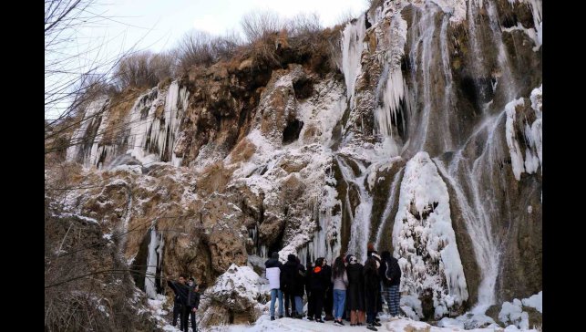 Erzincan Girlevik'te kar; merkezde bahar