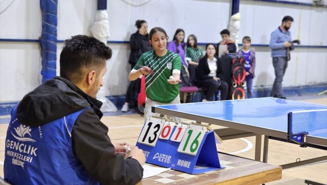 Hakkari'de Yeşilay Spor Kulübü sporcuları masa tenisi turnuvasında zirveyi kaptırmadı