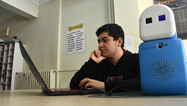 Lise öğrencisi yapay zeka destekli doktor asistanı robot geliştirdi