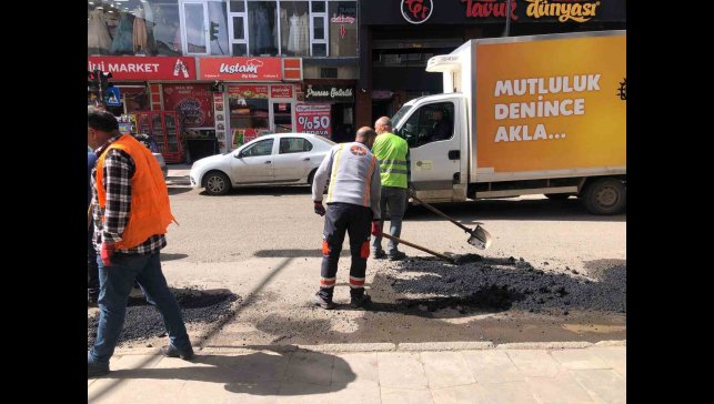Kars'ta karayolları ekiplerinden asfalt yama çalışması