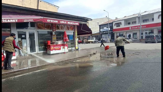 Akyaka'da belediye bahar temizliğine başladı