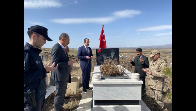 Kaymakam Akköz'den şehit kabirleri ve ailelerine bayram ziyareti