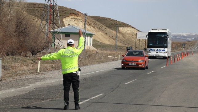 Bayram tatilinde jandarma ve polis trafik güvenliği için yoğun mesai yapacak