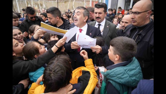 Bakan Tekin: "Akademik ve sportif eğitim mutlaka beraber yürütülmeli"