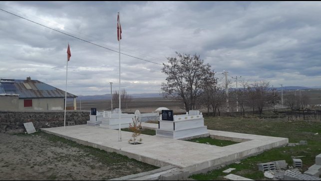 Bulanık'ta Ramazan Bayramı öncesi şehit mezarları temizlendi