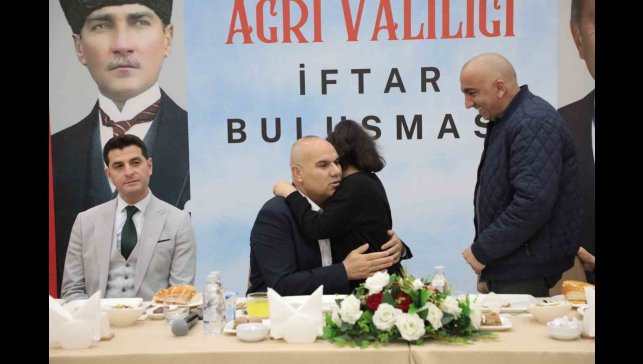 Ağrı Valisi Koç, koruyucu aileler ve otizmli çocuklarla iftarda bir araya geldi