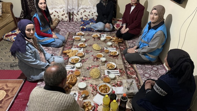 Ağrı'da üniversiteli kız öğrenciler ramazanda "gönül sofrası" kurdu