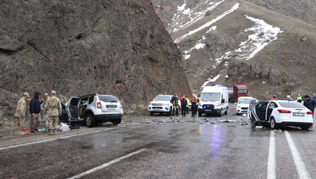 Ağrı'da otomobil ile hafif ticari araç çarpıştı, 1 kişi öldü, 7 kişi yaralandı