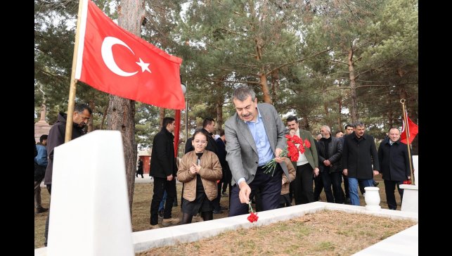 Milli Eğitim Bakanı Tekin, şehitliği ziyaret etti