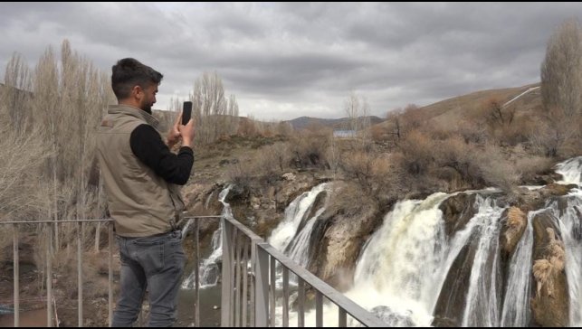 Debisi artan şelale görenleri hayran bırakıyor