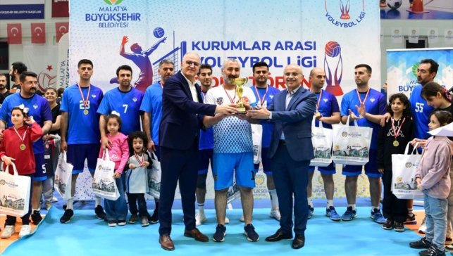 TFV Başkanı Üstündağ, Malatya'da Kurumlar Arası Voleybol Ligi'nin final etabını izledi