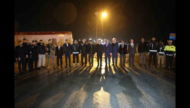 Vali Aydoğdu, yol kontrol noktalarını ziyaret edip sürücülere şeker ikram etti