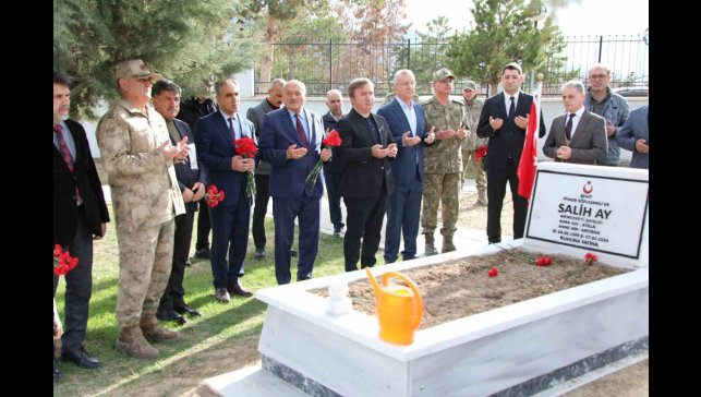 Ramazan Bayramında şehitlik ve mezarlık ziyaret edildi