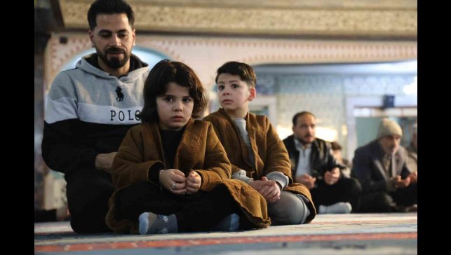 Elazığ'da bayram namazında camiler doldu taştı