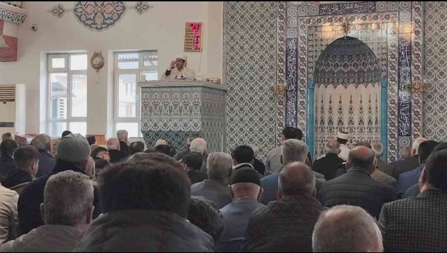 Erciş'te vatandaşlar bayram namazı için camileri doldurdu