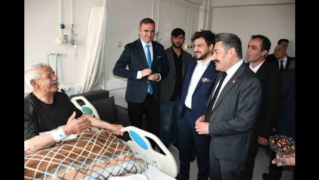 Kaymakam Özçelik'ten hastalara bayram ziyareti