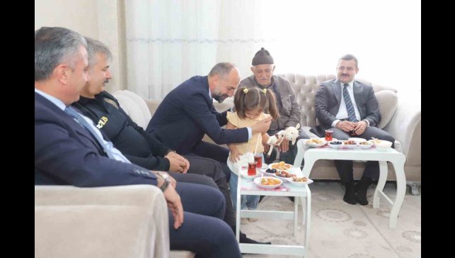 Çukurca'da şehit ailesine bayram ziyareti