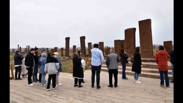 Dünyanın en büyük tarihi İslam mezarlığında Ramazan Bayramı yoğunluğu