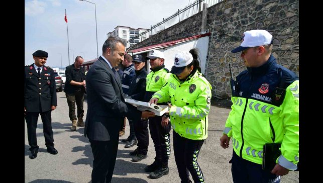 Vali Çiçek, yol kontrolünde bayram kutlayıp tatlı ikram etti