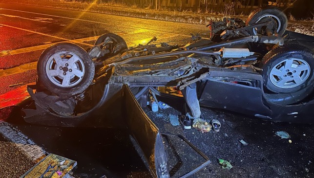 Ağrı'da aydınlatma direğine çarpan otomobildeki 4 kişi yaralandı