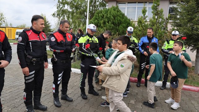 Iğdır'da öğrencilerin Polis Haftası ziyaretindeki hediyesi Emniyet Müdürünü duygulandırdı