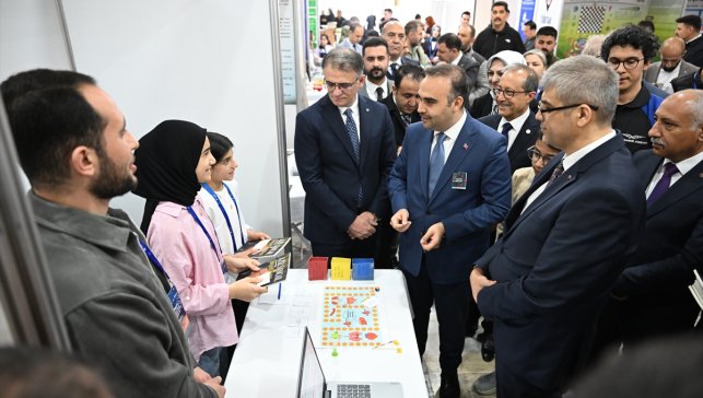 Sanayi ve Teknoloji Bakanı Kacır, Van'da "Doğu Anadolu Kariyer Fuarı"nın açılışına katıldı: