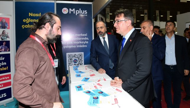 Van'da Doğu Anadolu Kariyer Fuarı'nda öğrenciler, iş dünyasıyla buluşuyor