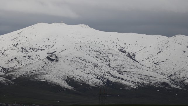 Kars ile Ağrı'da kar yağışı ve soğuk hava etkili oluyor
