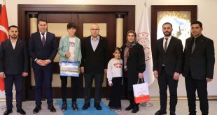 Vali Mustafa Koç’tan “Kitap Kurdu” Yarışmasında Dereceye Giren Berat Şahin’e Tebrik