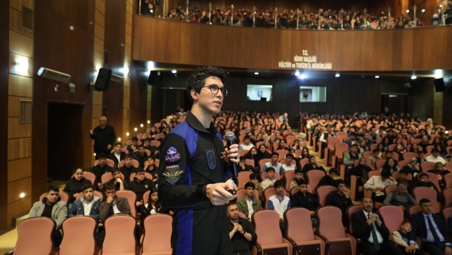 Astronot Tuva Cihangir Atasever Iğdır'da öğrencilere buluştu