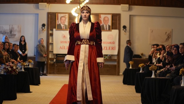 Erzurum'da "Palandöken'in Eteğinde Türk Motifleri Defilesi" yapıldı