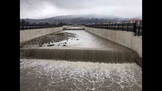Kuruyan Vasgirt deresinden sel akıyor