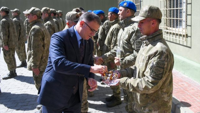 Van Valisi ve Büyükşehir Belediye Başkan Vekili Balcı, sınırdaki askerlerle bayramlaştı