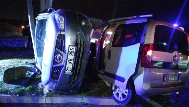 Bingöl'de otomobil ile hafif ticari aracın çarpıştığı kazada 8 kişi yaralandı